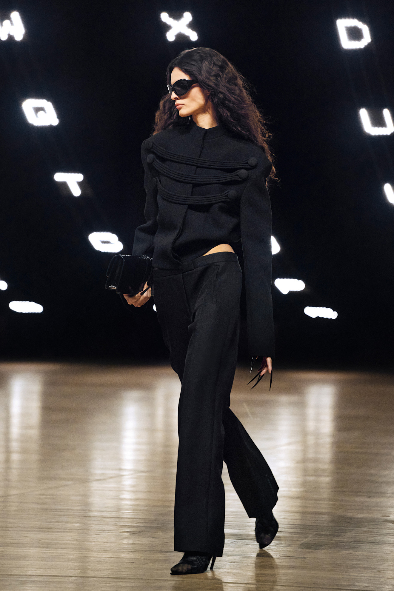 Fall/winter 2026 runway look featuring the everyday clutch handbag trend.