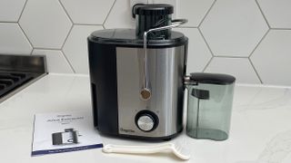 The Bagotte DB-001 juicer with its accessories on a kitchen countertop