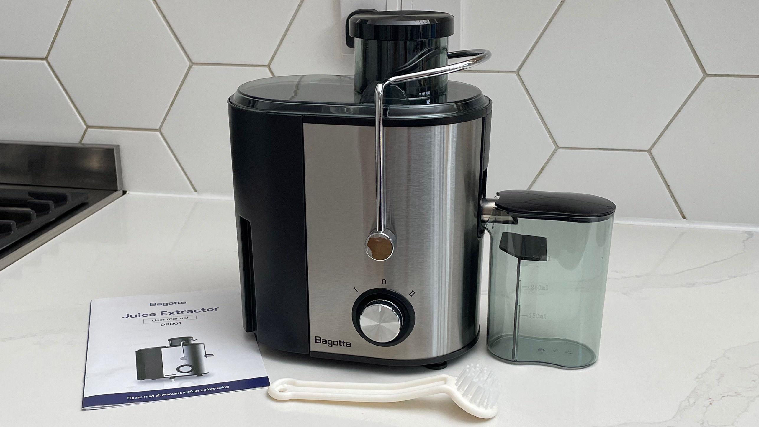 The Bagotte DB-001 juicer with its accessories on a kitchen countertop