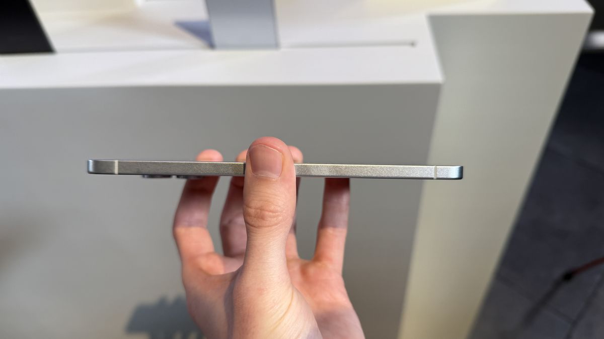 The Samsung Galaxy S25 Edge in the hand