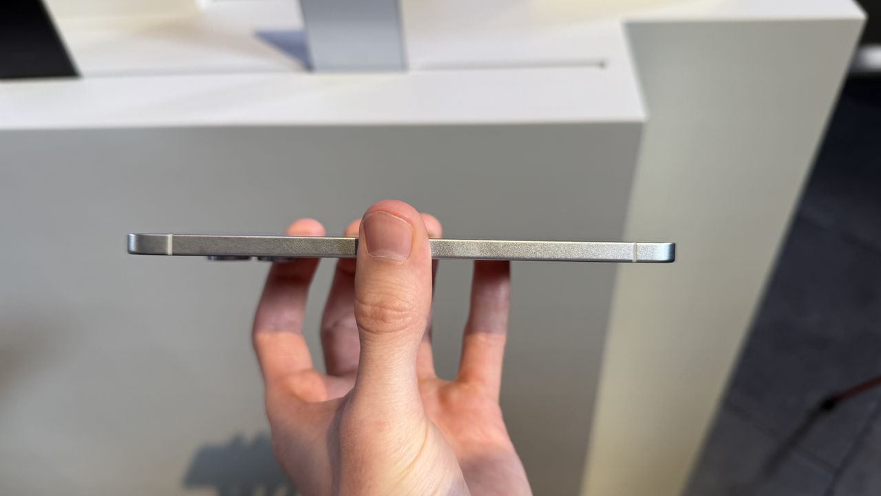 The Samsung Galaxy S25 Edge in the hand