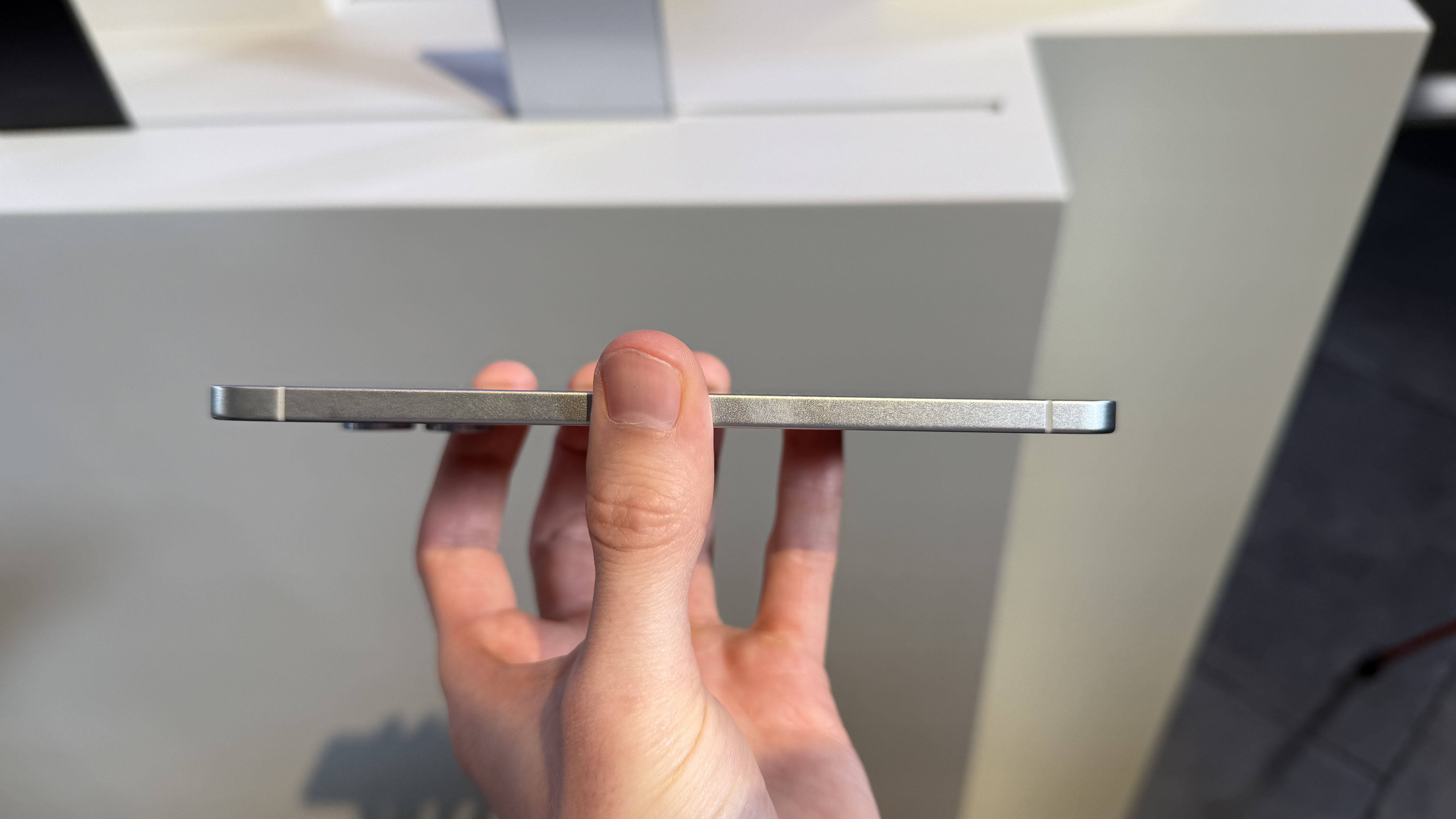 The Samsung Galaxy S25 Edge in the hand