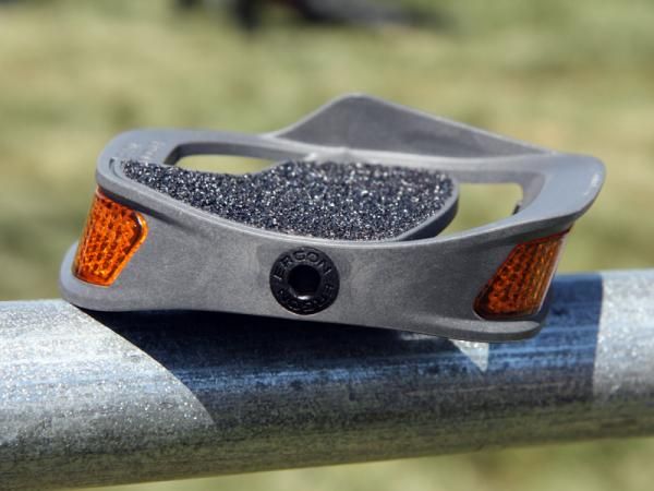 Ergon's PC2 pedal incorporates both a scalloped and canted shape that supposedly puts your foot in a more natural position for pedaling. Front and rear reflectors are by Busch and Muller.
