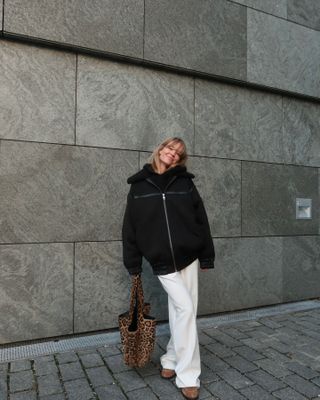 Influencer carrying a leopard-print bag.