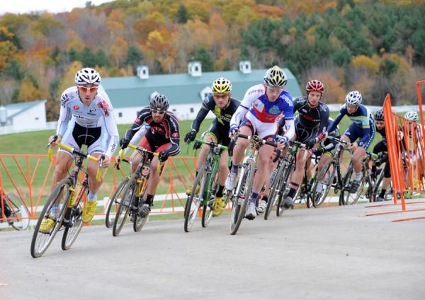 The Elite Men come around the first bend.