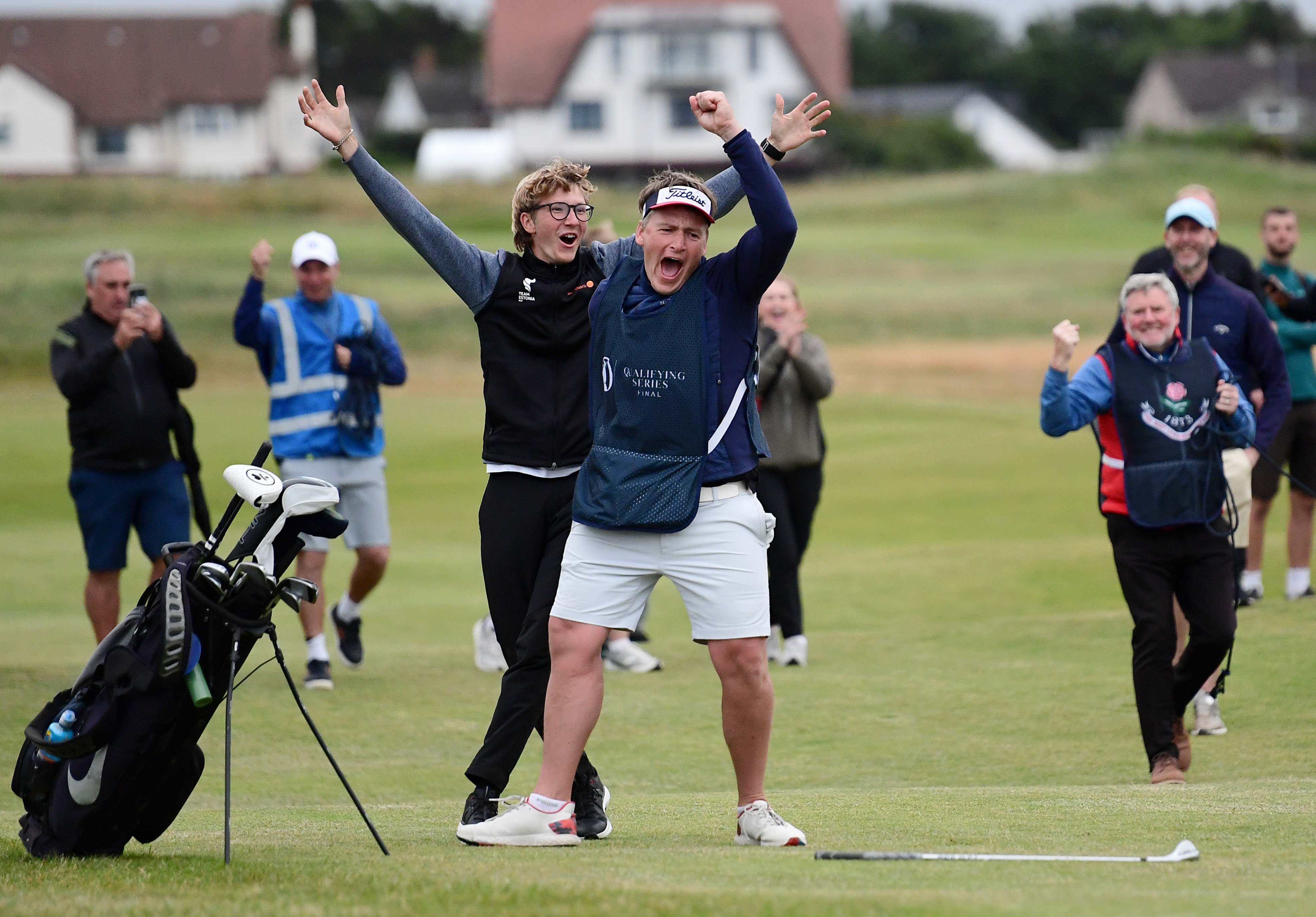 Richard Teter hugs his caddie on the fairway