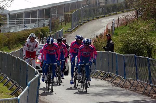 The Lampre-ISD team ascends the C&ocirc;te de La Redoute.