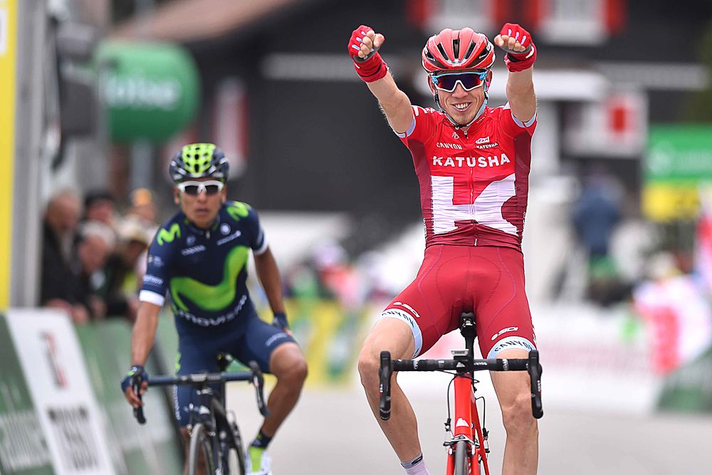 Ilnur Zakarin (Katusha) crosses the line first but Nairo Quintana gets the win after Zakarin is relegated.