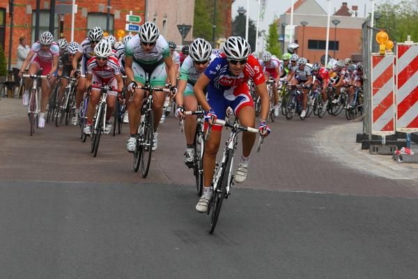 The bunch in Roeselare, on the finishing circuit