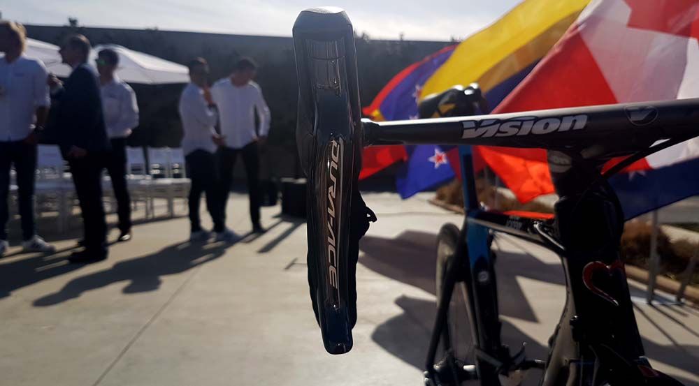 Shimano Dura-Ace R9150 levers control the shifting and braking