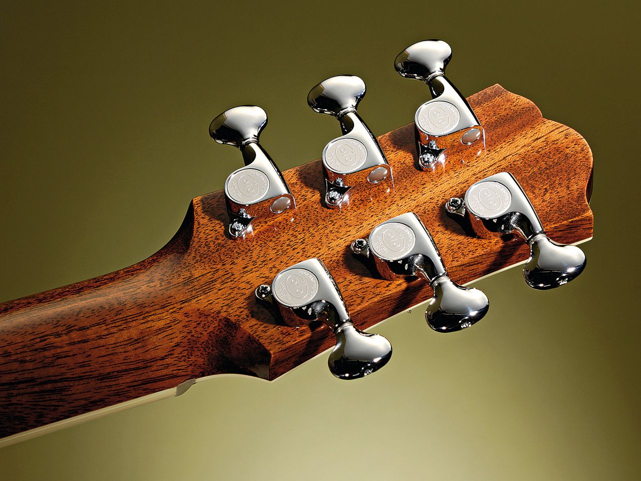 The mini Gotoh tuners contine the 'the same but smaller' theme
