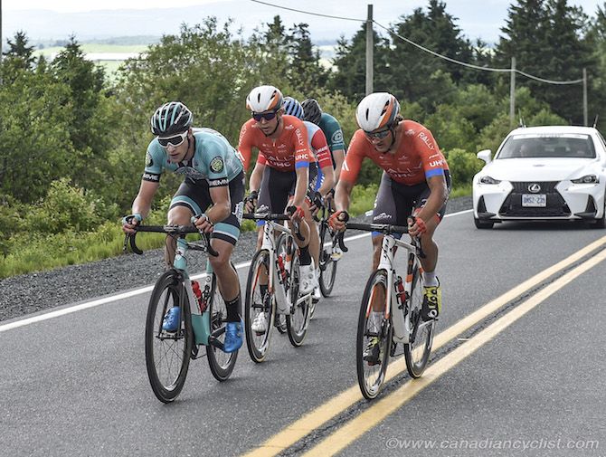 The chase group down to 5 riders