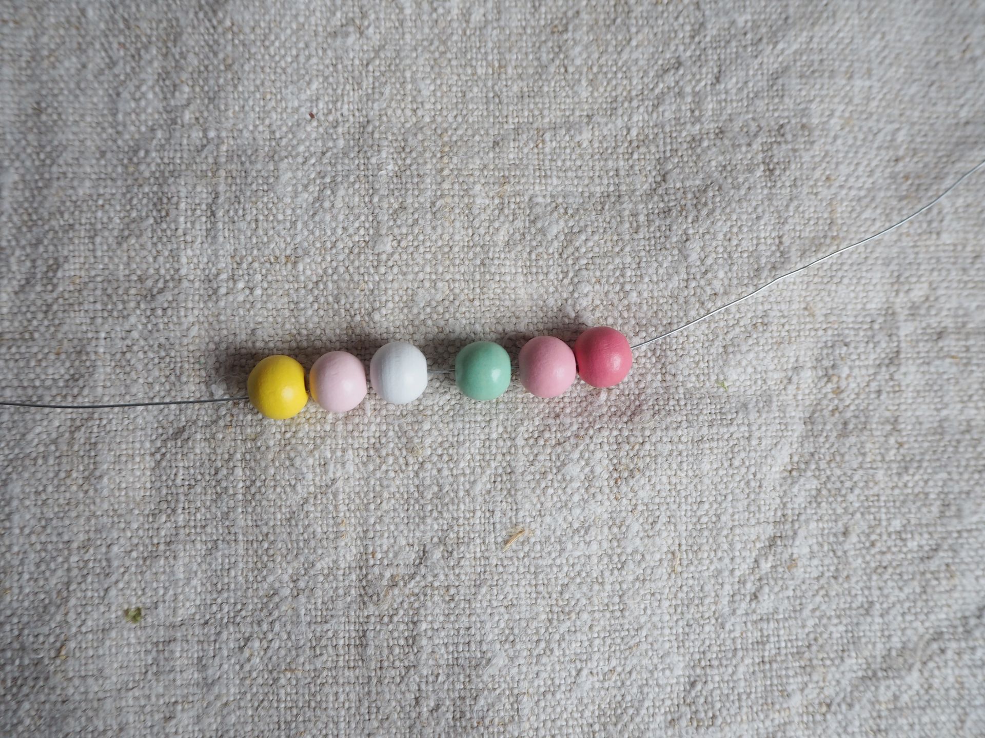 Selangkah demi selangkah bintang manik Natal dalam gaya Scandi