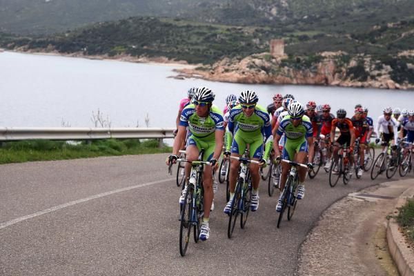 Liquigas leads the peloton as they protect Kreuziger's lead