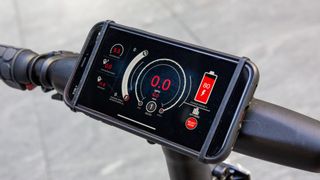 GoCycle GX: Flimsy mounting system for your smartphone