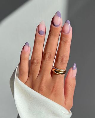 Design de unhas roxo empoeirado.