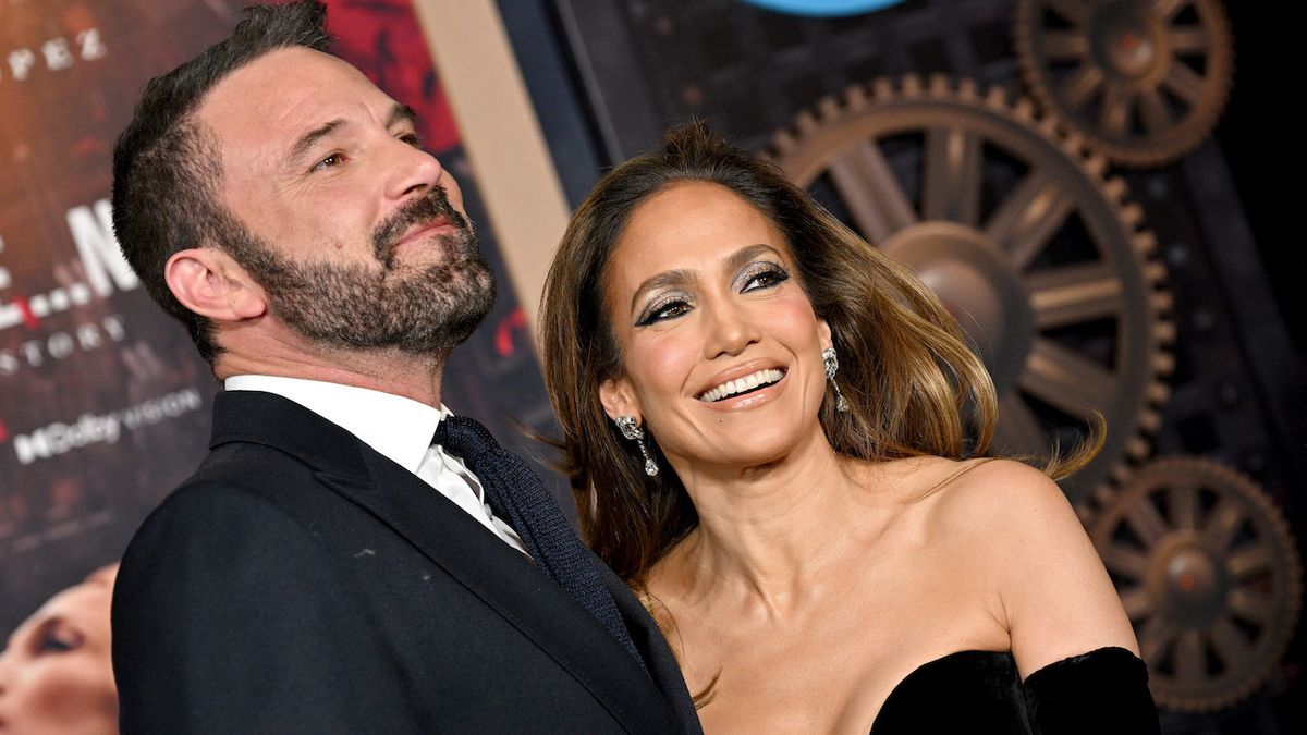 Jennifer Lopez and Ben Affleck on the red carpet smiling 