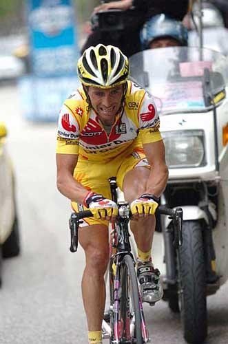 Gilberto Simoni rides alone on his way to second place on stage 16