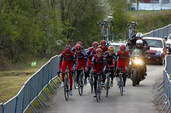 The BMC squad of defending Liege-Bastogne-Liege champion Philippe Gilbert on the C&ocirc;te de La Redoute.