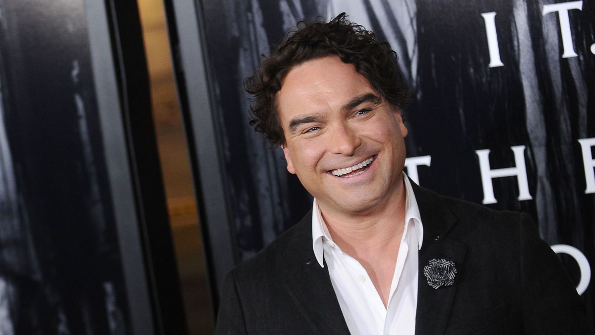 Johnny Galecki's bed placement breaks normal conventions