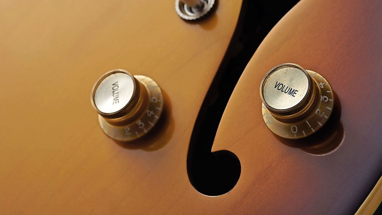 Gold 'Top Hat' knobs with gold inserts and dial pointers on the ES-335