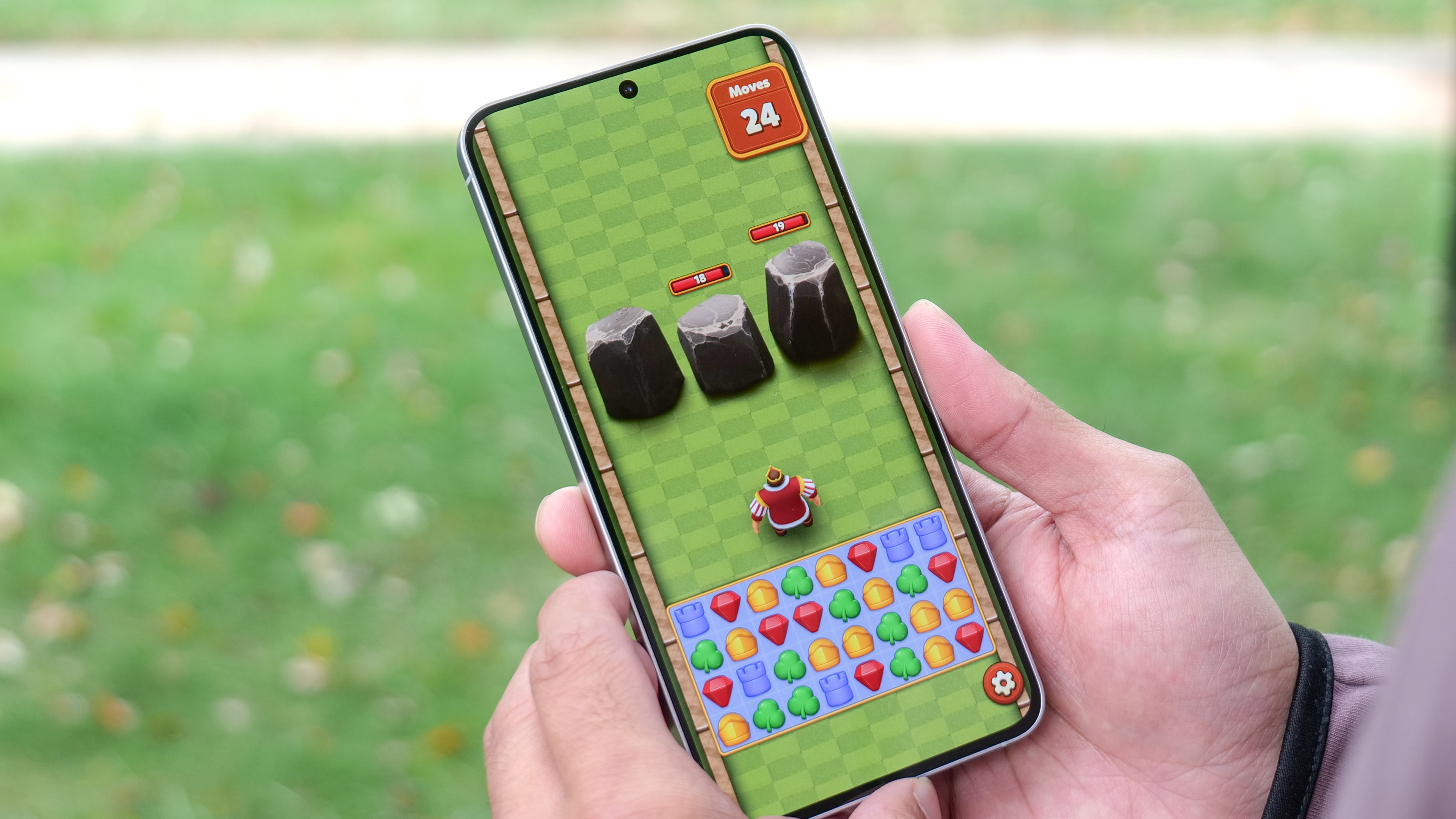 Samsung Galaxy S25 FE running a game.