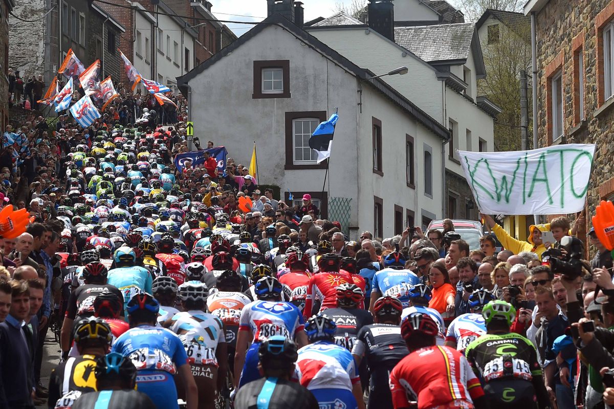 The peloton heading up the C&ocirc;te de Saint Roch