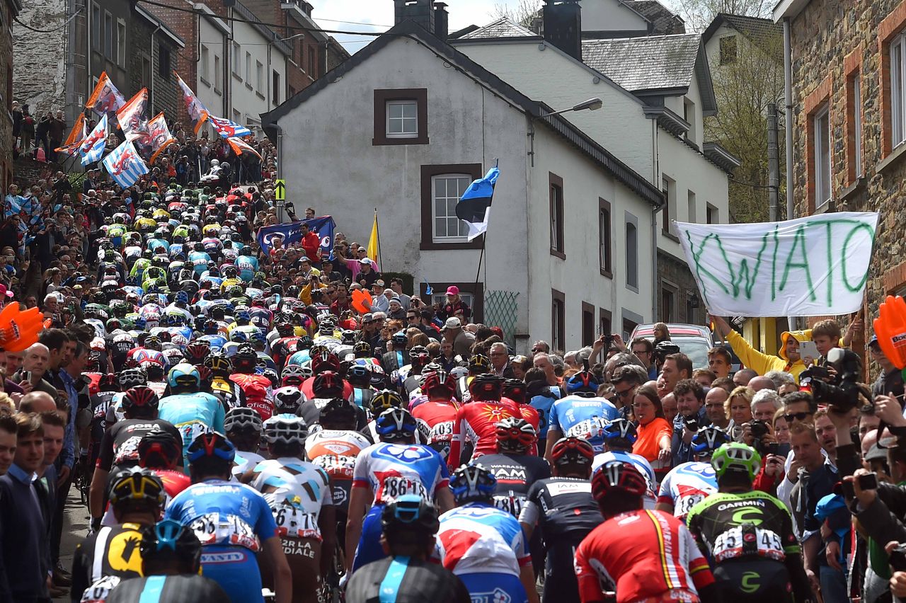 The peloton heading up the C&ocirc;te de Saint Roch
