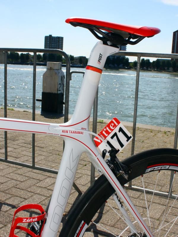 The new Look 695 uses the company's long-running E-Post integrated seatpost design.