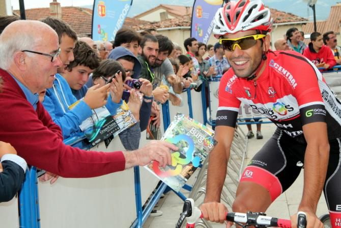 Pablo Torres (Burgos BH) shares a conversation with a veteran fan