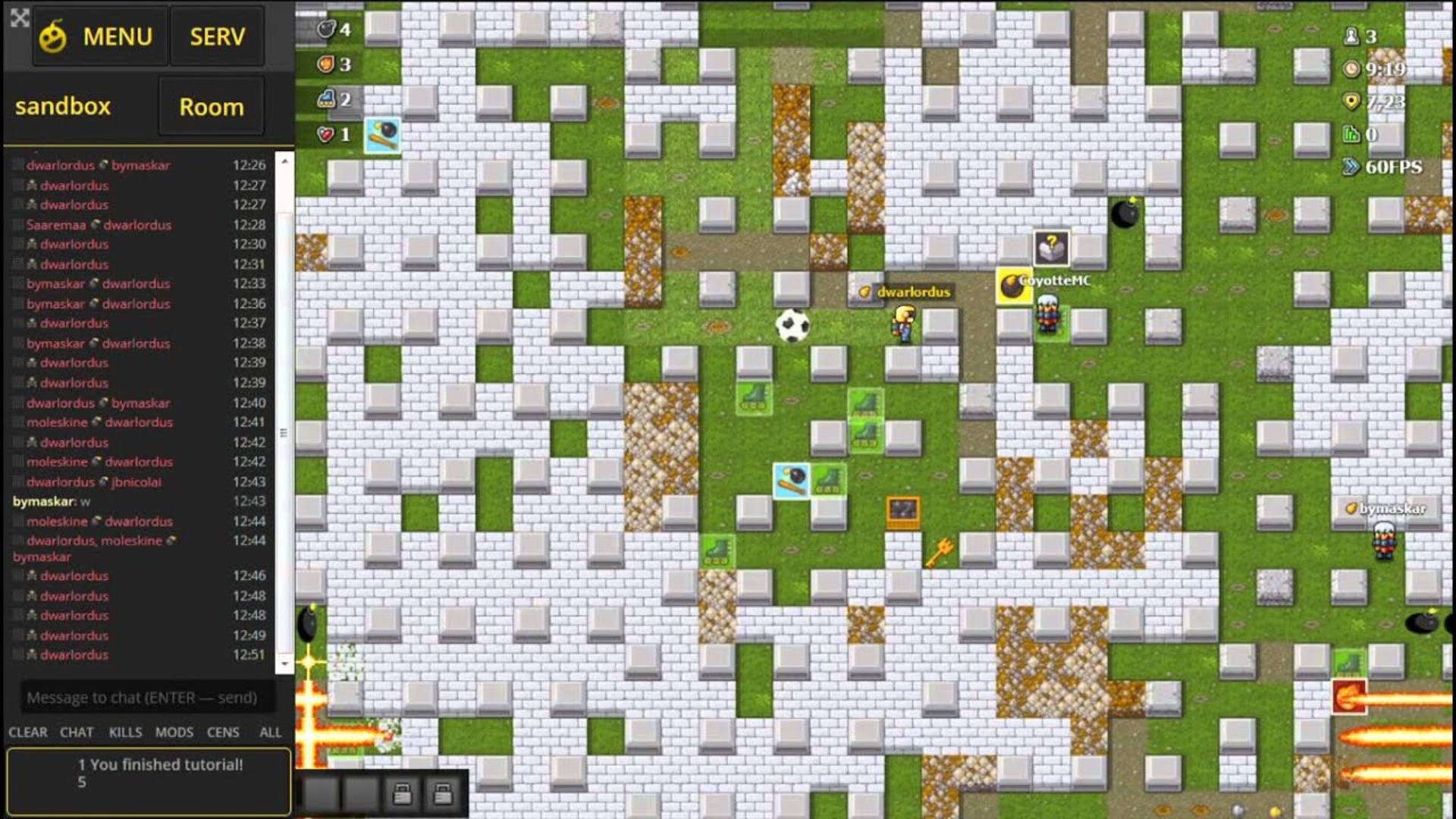 Bedste onlinespil – Et stort felt fra et top-down perspektiv med mange forhindringer og spillerfigurer, der placerer bomber