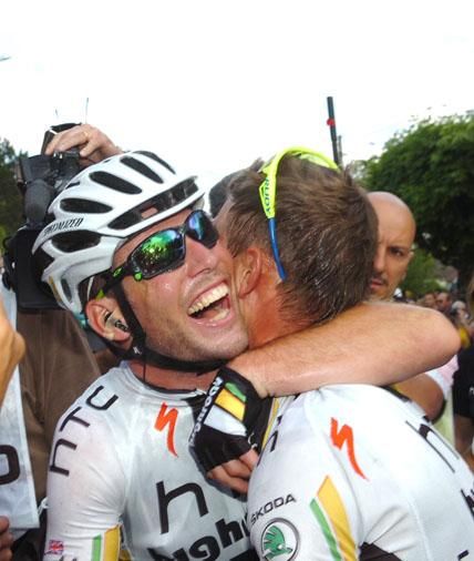 Mark Cavendish (HTC-Highroad) thanks Tony Martin for his role in his victory.