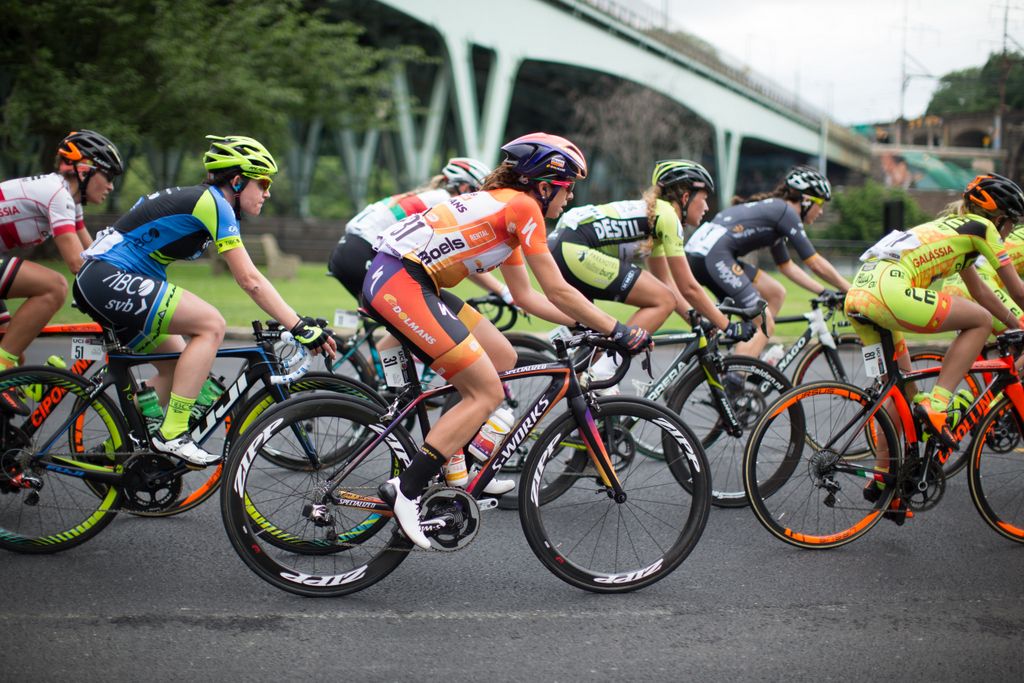 Evelyn Stevens (Boels Dolmans) sitting in the bunch
