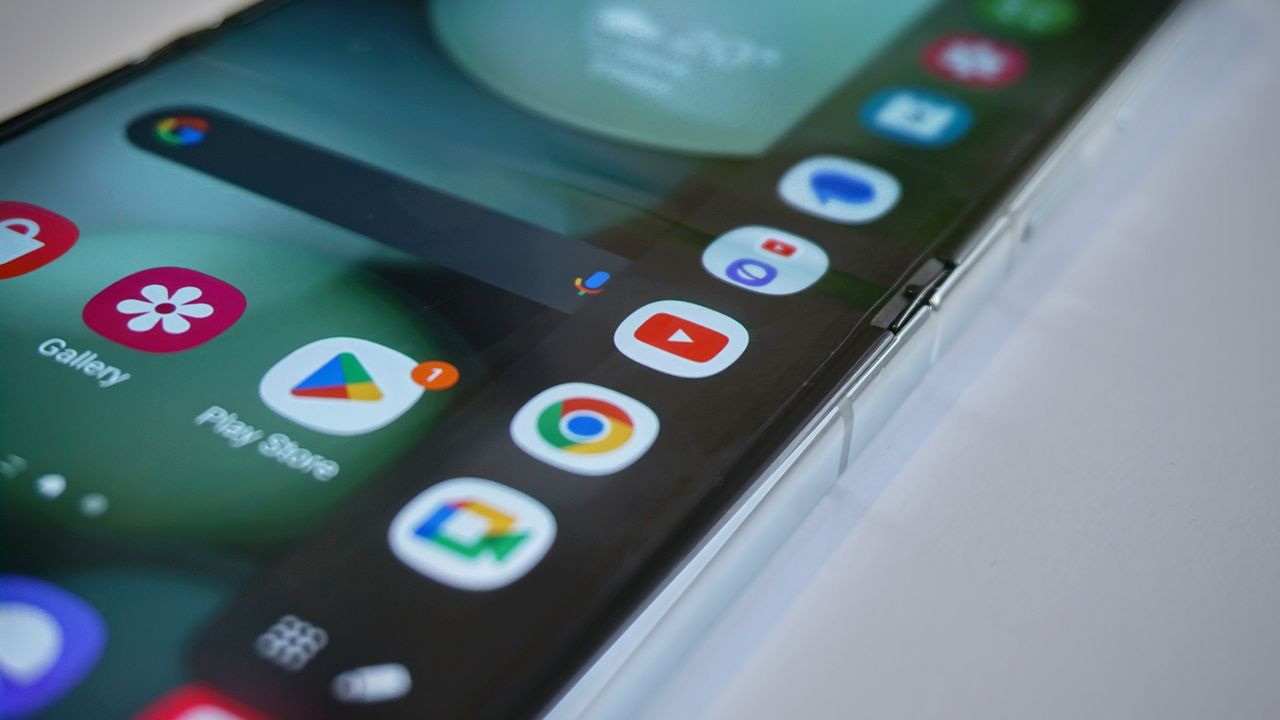 Samsung Galaxy Z Flip 5 review edge panels