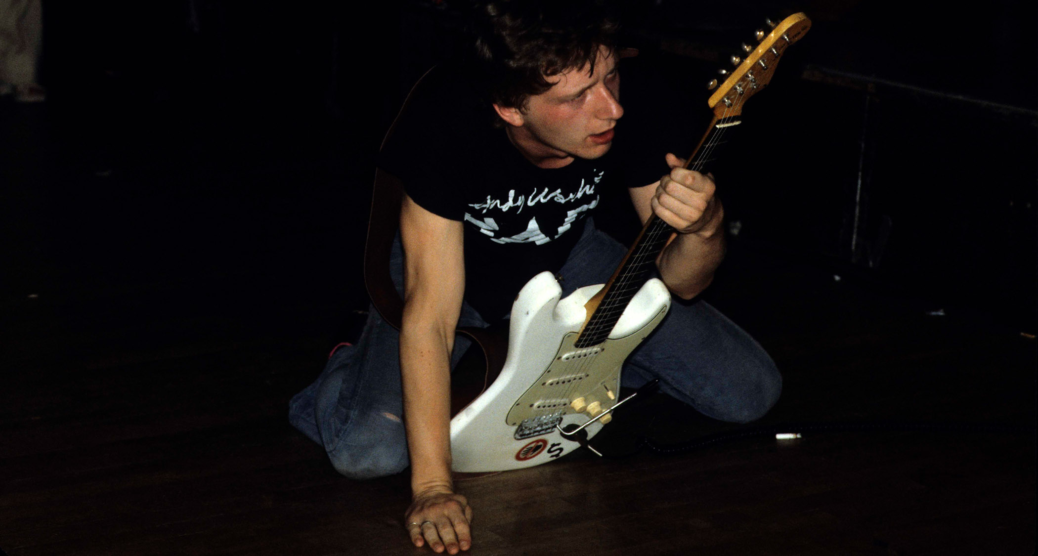 Squeeze's Glenn Tilbrook gets on his hands and knees with his Strat