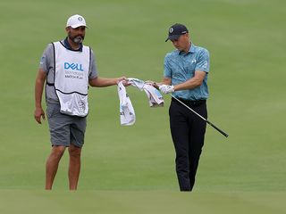 Jordan Spieth cleaning his golf club