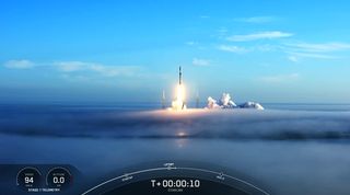 في 13 نوفمبر 2021 ، تم إطلاق صاروخ SpaceX Falcon 9 الذي يحمل 53 قمراً صناعياً للإنترنت من Starling من مجداف في محطة كيب كانافيرال الفضائية في فلوريدا عبر طبقة من الضباب.
