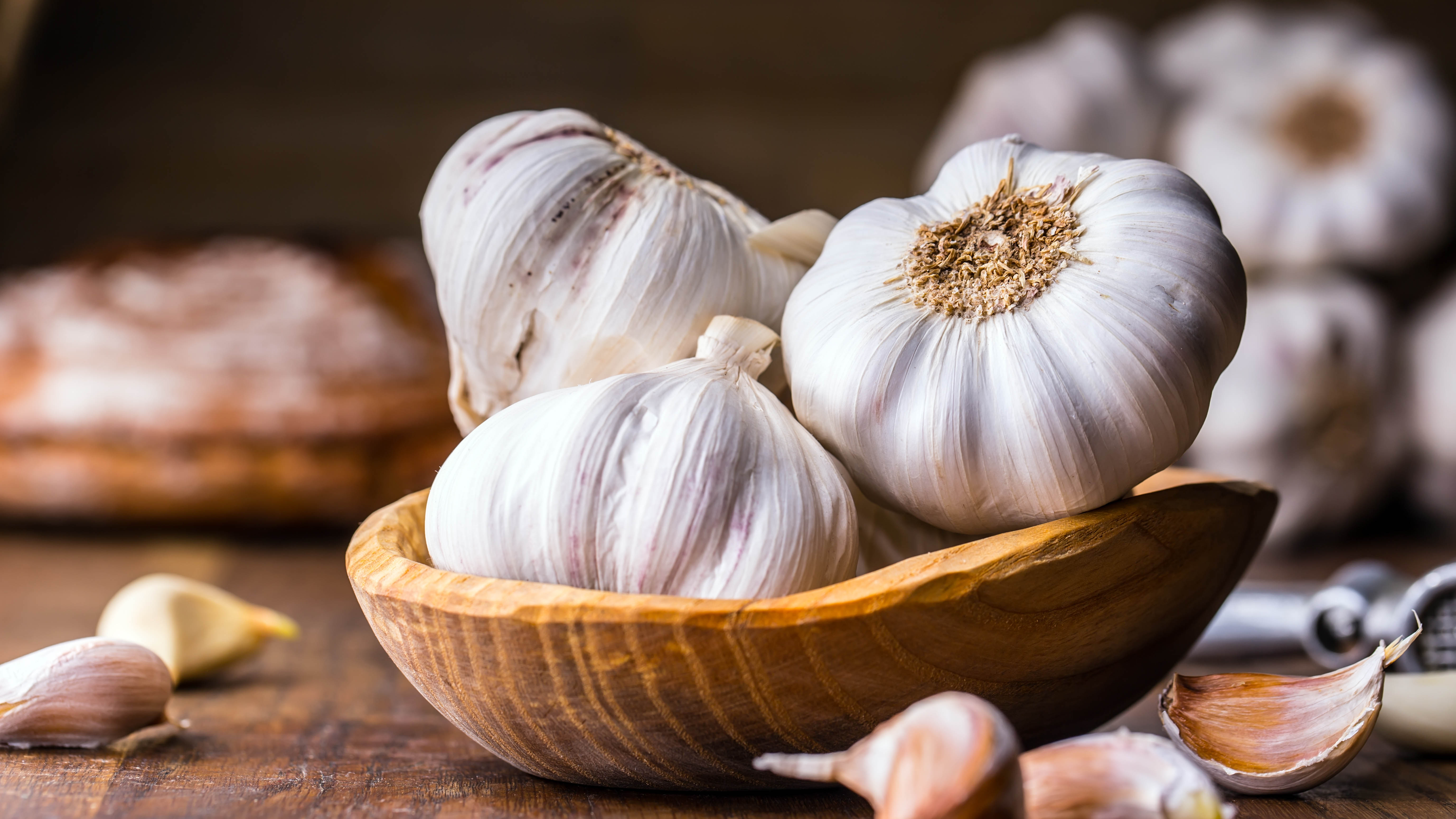Garlic in wooden bowls