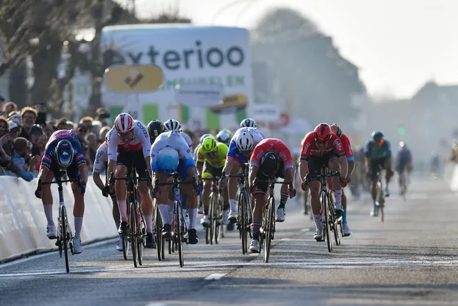 La volata al termine della quale si è imposto Tim Merlier (foto Luc Claessen / Getty Images)