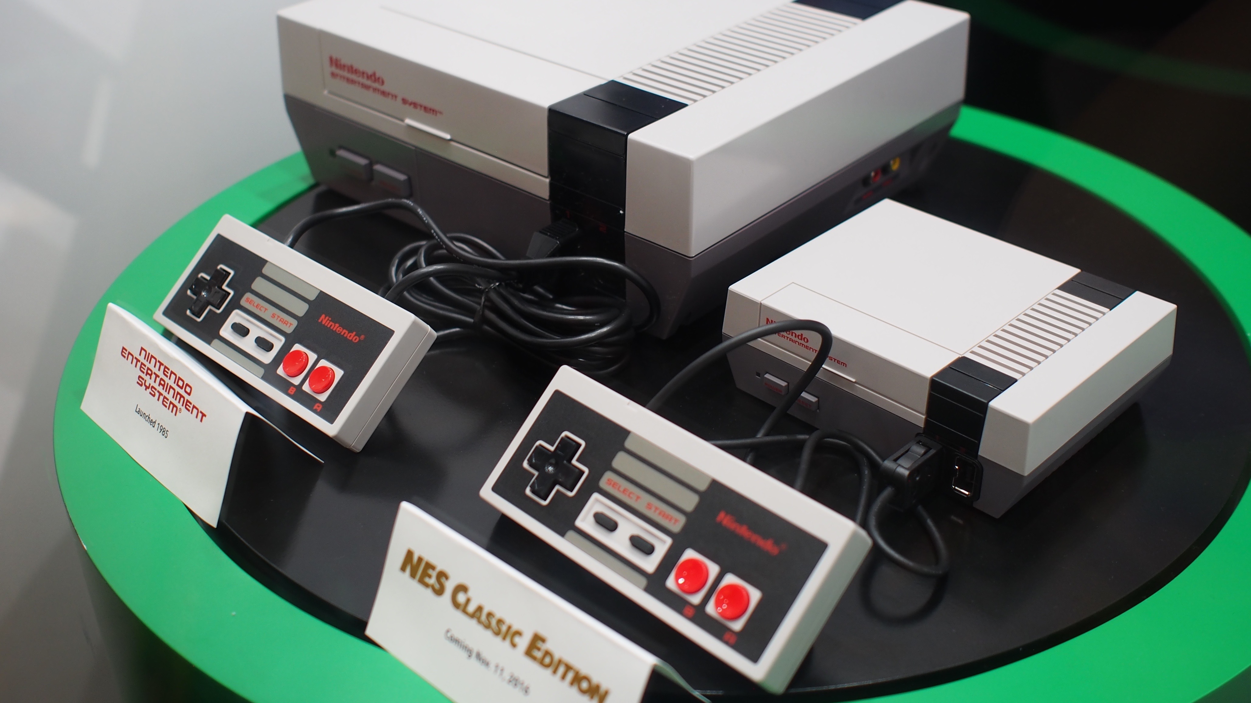 Here's what the mini Nintendo NES Classic Edition looks like in the