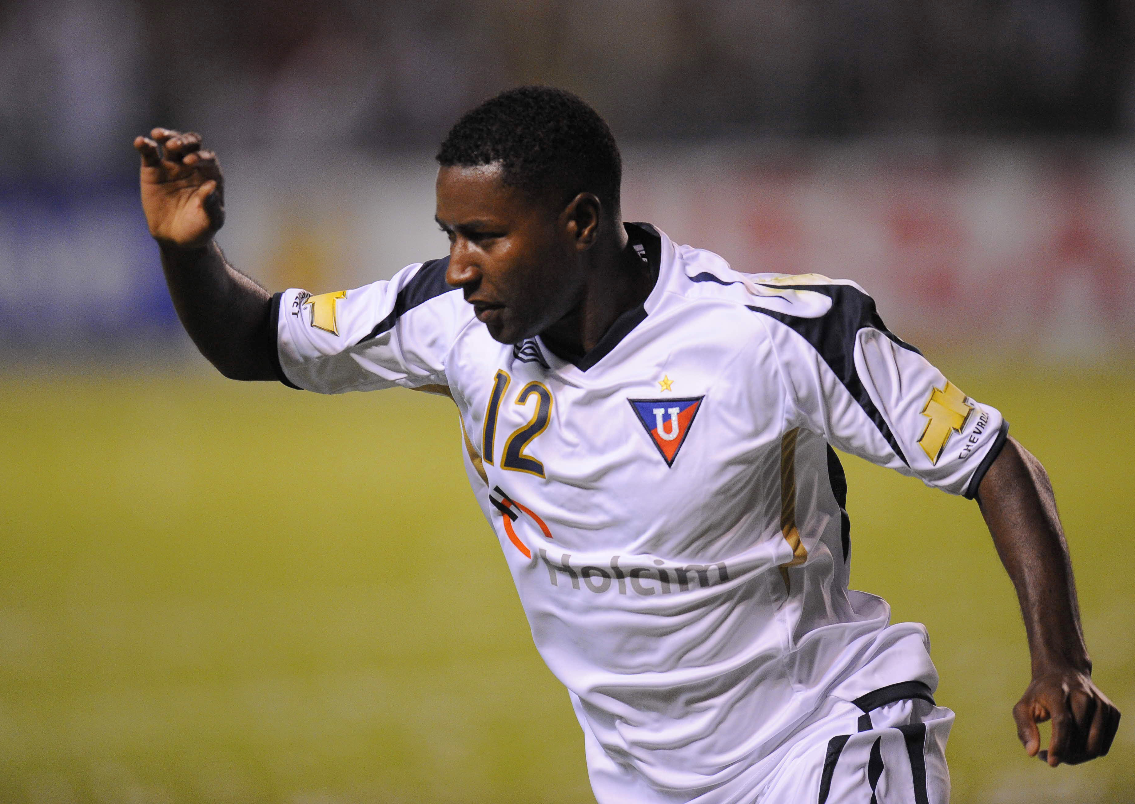 Edison Mendez festeggia dopo aver segnato per l'LDU Quito contro il Fluminense nella finale di Copa Sudamericana nel novembre 2009.