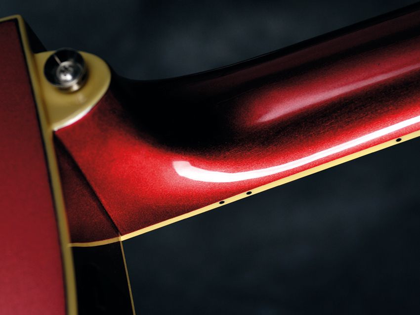 The laminated spruce/nato finish is attractive.