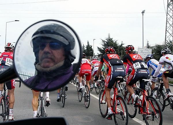 Caisse d'Epargne riders chatting.