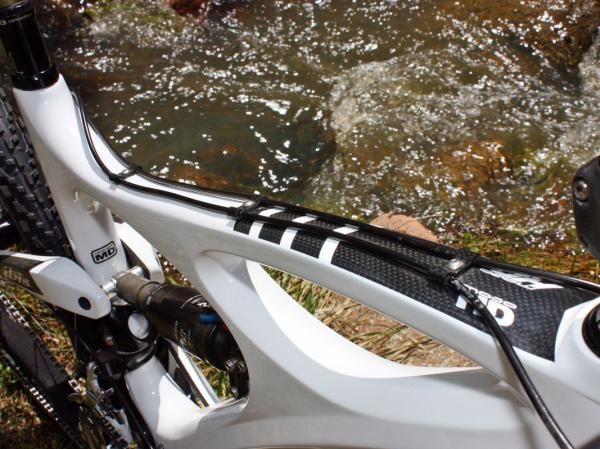 The versatile cable routing setup uses full-length housing for good all-weather shift performance and includes guides for a remote-adjust seatpost