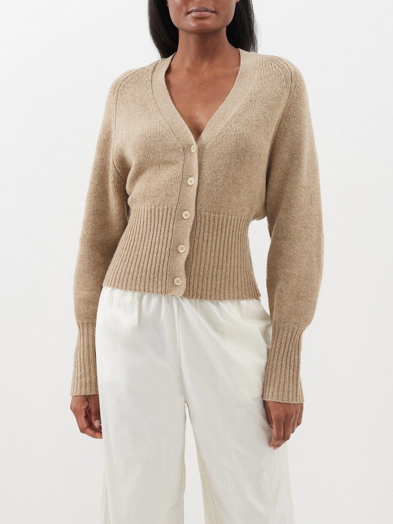 missing-image سترة COS ذات الخصر المحكم تبدو تمامًا مثل شراء المصمم