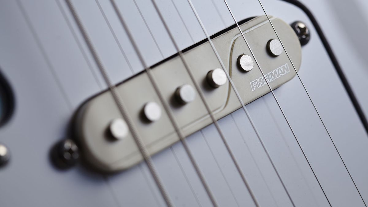 The Corona 60 is fitted with Single Width pickups, but they are hum cancelling