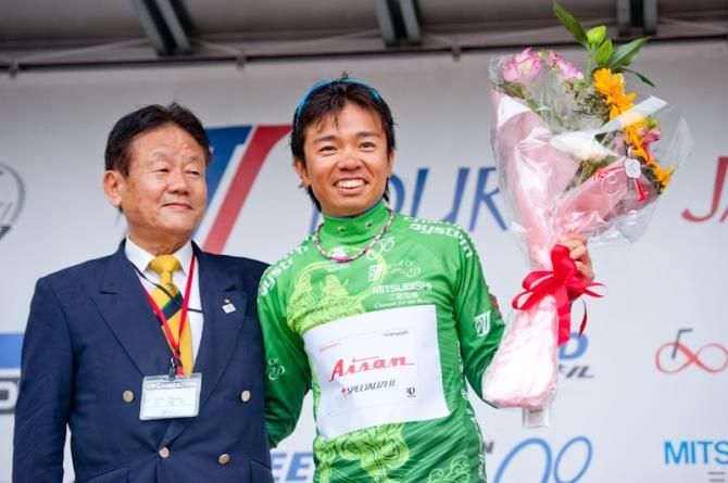Taiji Nishitani (Aisan Racing) in the green leader's jersey