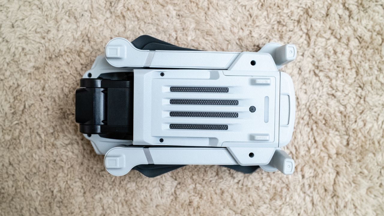 Holy Stone HS360E on a beige carpet