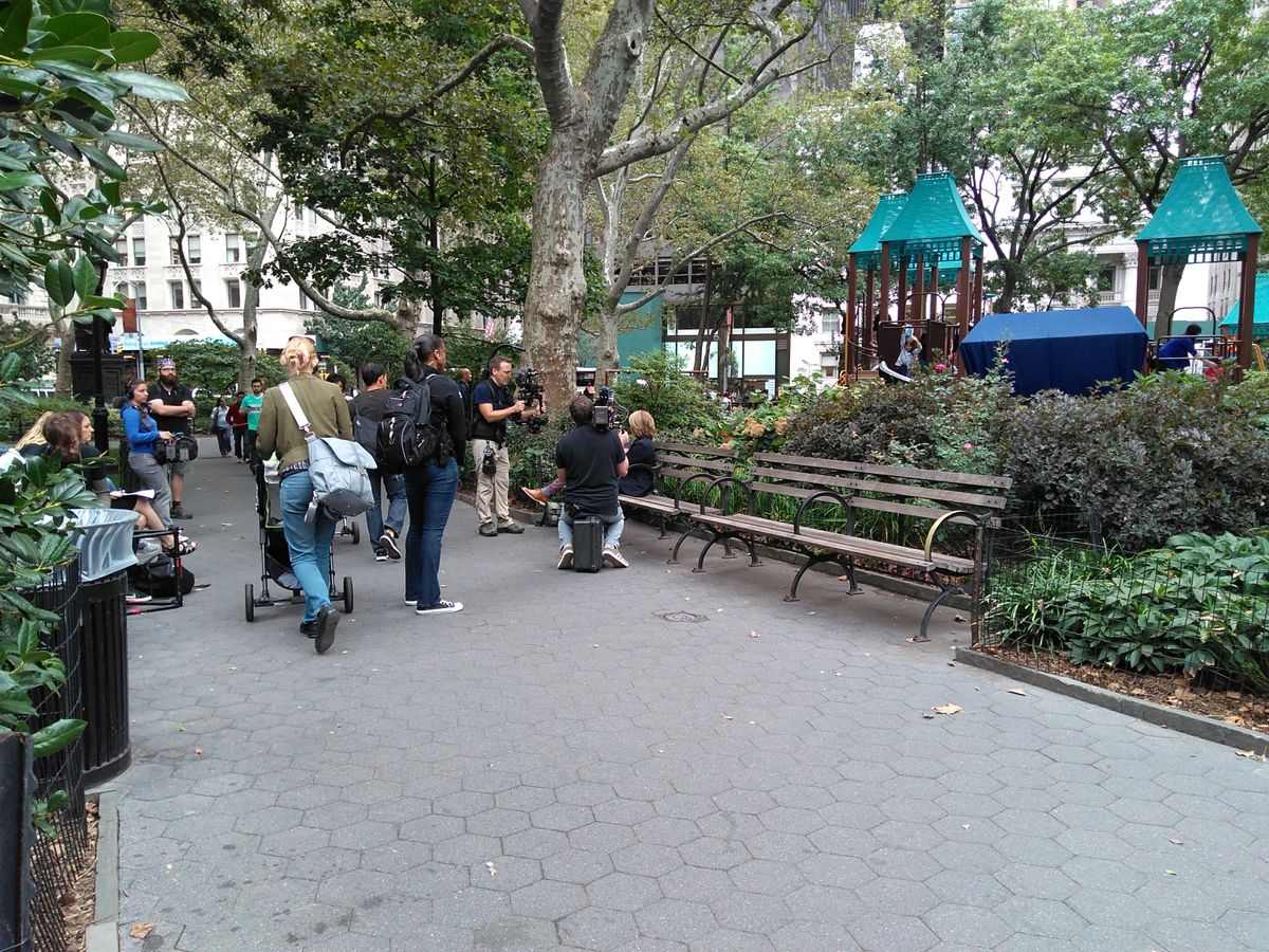 All of this green should look more vibrant. Oh, a wild Katie Couric interview!