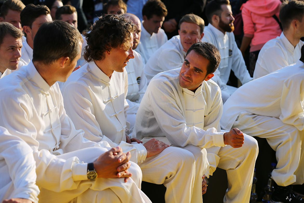 Alberto Contador talks to his teammates